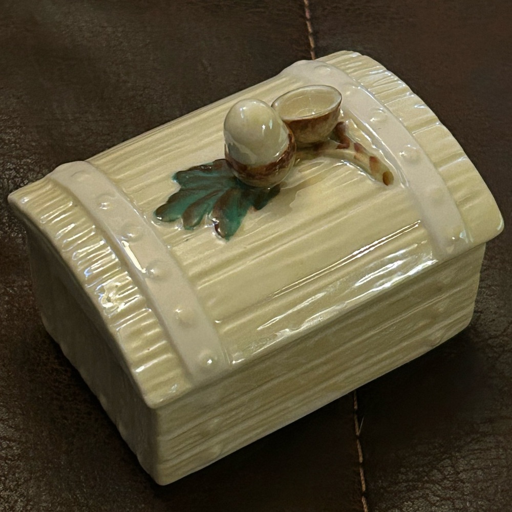Vintage Belleek Acorn Lidded Box - Picture 2 of 15